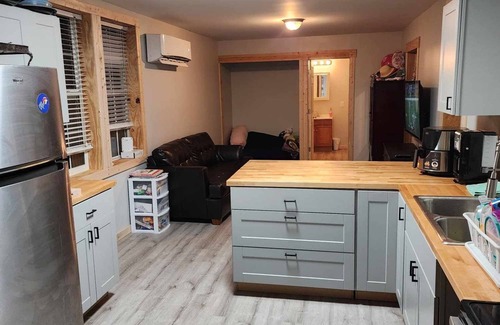 Langley House | Bring the horses! Studio huntbox, full kitchen, 3 stalls, washrack & pastures.