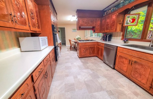 West Jefferson Cabin | Bring the Pup to Grapevine Retreat! Pet-Friendly, Perfect for Sept Adventures