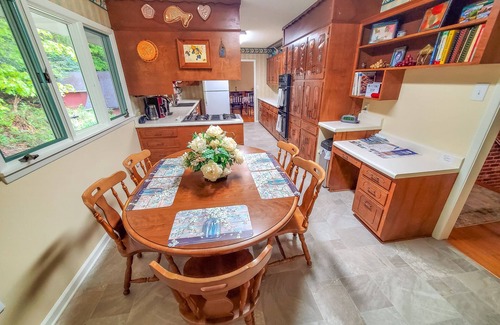West Jefferson Cabin | Bring the Pup to Grapevine Retreat! Pet-Friendly, Perfect for Sept Adventures