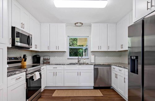 Crystal River House | Bring your boats and RVs to this 1.5 acre retreat! Near Three Sisters Springs!