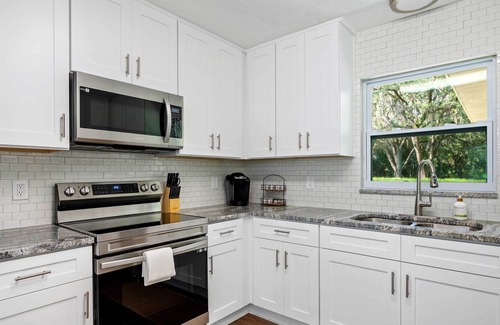 Crystal River House | Bring your boats and RVs to this 1.5 acre retreat! Near Three Sisters Springs!