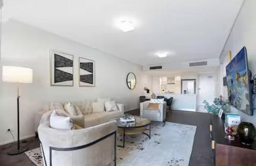 Brisbane Central Business District Apartment | Brisbane City Luxe 3-Bd, Views, Pool, Car park
