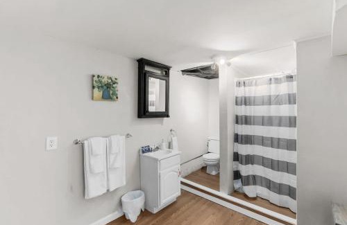 New Castle House | Broadmoor Bungalow - Unit B