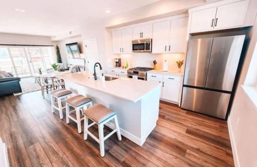 Skyway House | Broadmoor Mtn Retreat Pet Friendly Townhouse