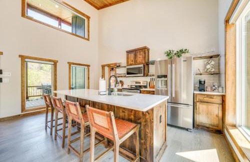 Broken Bow House | Broken Bow Cabin about 5 Mi to State Park with Hot Tub!