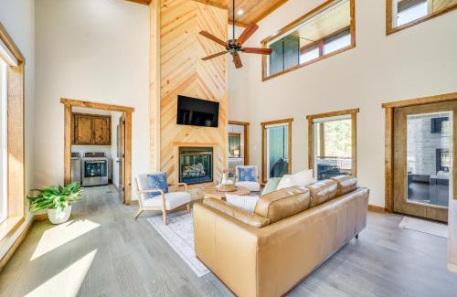 Broken Bow House | Broken Bow Cabin about 5 Mi to State Park with Hot Tub!