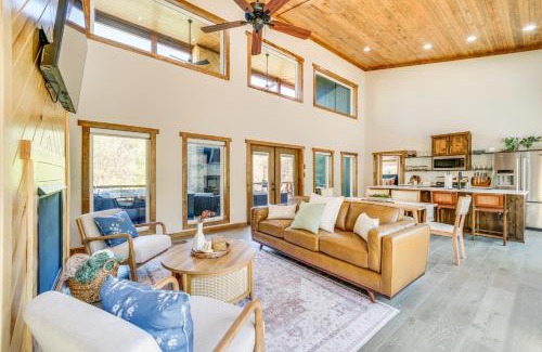 Broken Bow House | Broken Bow Cabin about 5 Mi to State Park with Hot Tub!