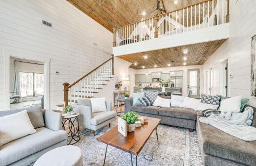 Broken Bow House | Broken Bow Cabin with Hot Tub and Covered Deck!