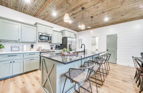 Broken Bow House | Broken Bow Cabin with Hot Tub and Covered Deck!