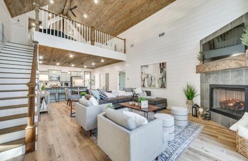 Broken Bow House | Broken Bow Cabin with Hot Tub and Covered Deck!