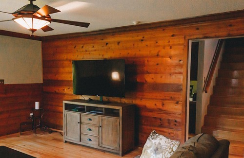 Bristol House | Broken Rod Lodge on The South Holston River