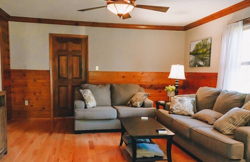 Bristol House | Broken Rod Lodge on The South Holston River