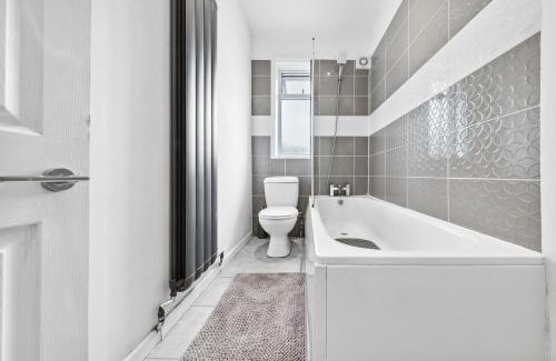 Downham Apartment | Bromley Serviced Apartments - Beckenham Place Park - London - 2 Bed House - Free Parking - 2 Beds 1 Sofabed