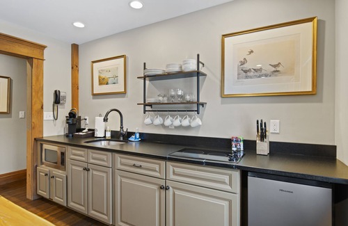 West Dover Hotel | Brook Bound Inn - Main Lodge-Two Bedroom Suite w/pullout & Kitchenette-Room 102n