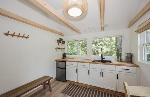 Lincoln House | BrookHaus - Modern Cabin Stay at Harvard Brook