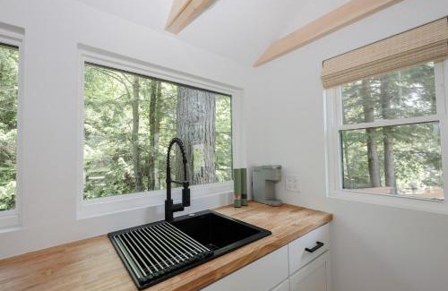 Lincoln House | BrookHaus - Modern Cabin Stay at Harvard Brook