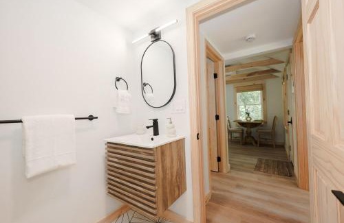 Lincoln House | BrookHaus - Modern Cabin Stay at Harvard Brook
