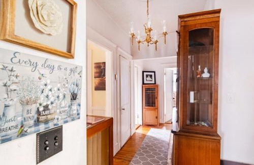High Street Hill Apartment | Brookline 3BR Wi-Fi Grill Parking Near T