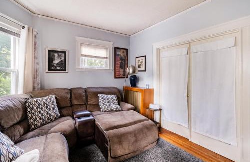 High Street Hill Apartment | Brookline 3BR Wi-Fi Grill Parking Near T