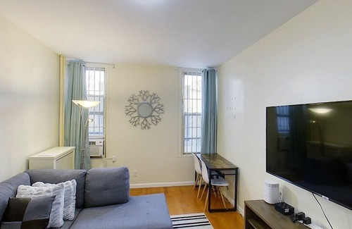 Borough Park Apartment | Brooklyn 2 Bedroom - 30 mins to Manhattan! Easy access to train!
