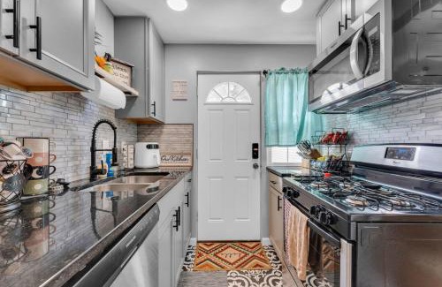 Kamm's Corners House | Brooklyn Townhome Updated Kitchen Sleeps 9