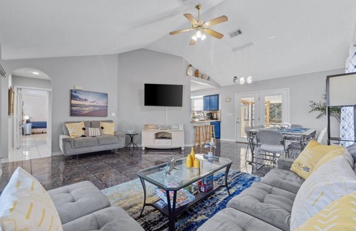 Gulf Breeze House | Brookwood Getaway: King | Pets | Firepit | Arcade