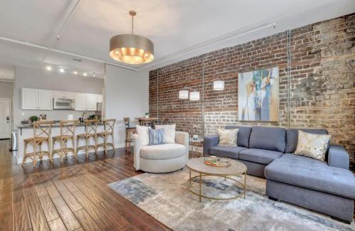 Historic District - North Apartment | Broughton Street Bungalow - Steps to Everything