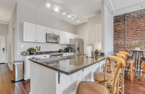 Historic District - North Apartment | Broughton Street Bungalow - Steps to Everything