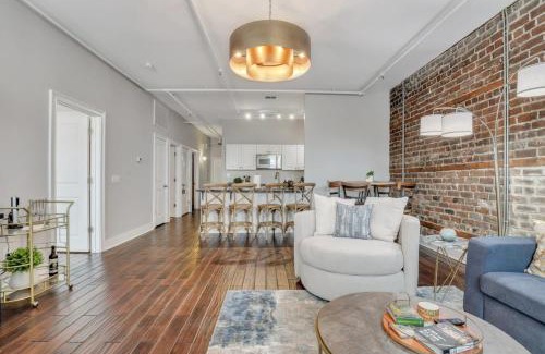 Historic District - North Apartment | Broughton Street Bungalow - Steps to Everything