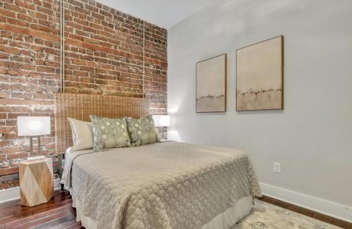 Historic District - North Apartment | Broughton Street Bungalow - Steps to Everything