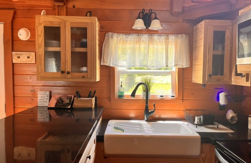 Flat Rock Cabin | Brown Bear Cabin~Jacuzzi~Romance & UTV Add Ons