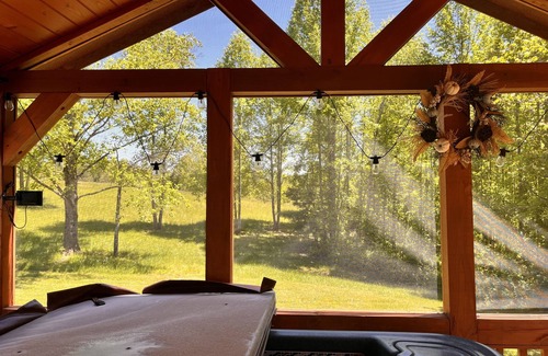 Flat Rock Cabin | Brown Bear Cabin~Jacuzzi~Romance & UTV Add Ons
