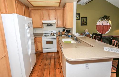 Big Bear Lake House | Brown Bear's Den - Spacious condo within walking distance to all Big Bear has to offer!