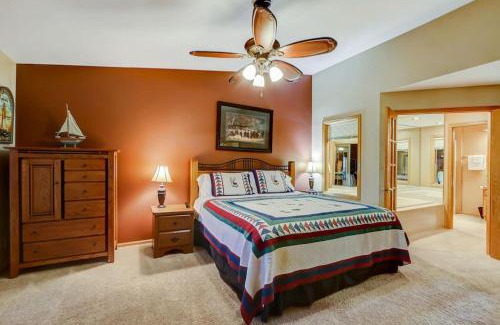 Lake Delton House | Brown Family Condo for Families Golf Trips and Girls Getaways