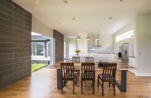 Wanaka House | Brownston Street |Central location | Walk to town | Stunning views