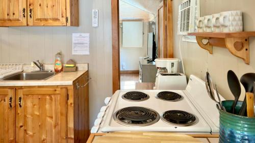 Tobermory Hotel | Bruce Anchor Cabins