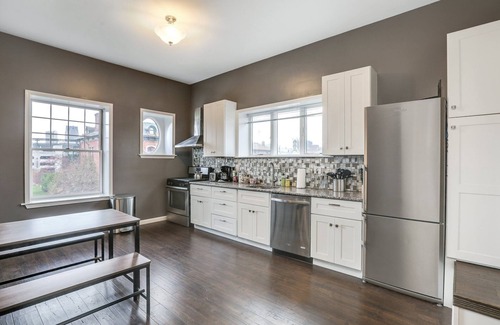 Midtown Apartment | Brush Park Flats | Walk to Stadiums | Sleeps 9