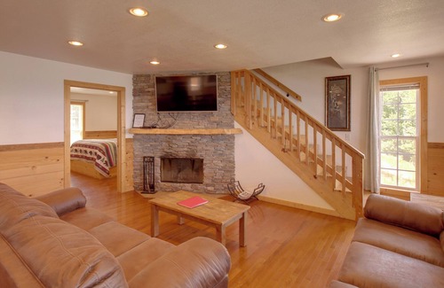 Bryant Cabin | Bryant Cabin Getaway w/ Private Hot Tub & Views