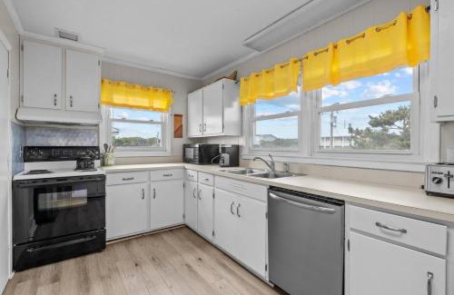 Pine Knoll Shores House | Bryant Cottage home