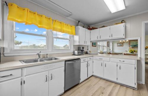 Pine Knoll Shores House | Bryant Cottage home