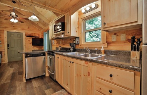 Lookout Valley Neighborhood Association Apartment | Bryce Cabin | Lookout Mtn. Tiny Home w/Swim Spa