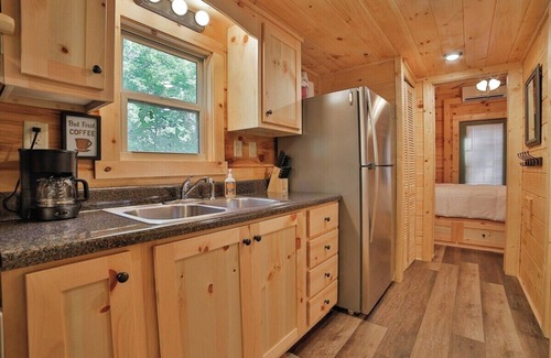 Lookout Valley Neighborhood Association Apartment | Bryce Cabin | Lookout Mtn. Tiny Home w/Swim Spa