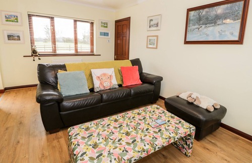 Gaerwen Cottage | BRYN COED COTTAGE, pet friendly, with hot tub in Pentre Berw