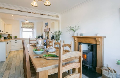 Cemaes Bay Cottage | Bryn Teg - sleeps 10 guests in 5 bedrooms