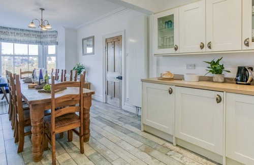Cemaes Bay Cottage | Bryn Teg - sleeps 10 guests in 5 bedrooms