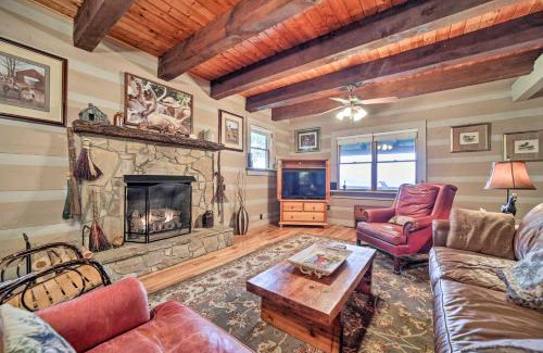 Bryson City House | Bryson City Cabin with Hot Tub about 10 Mi to Dtwn!