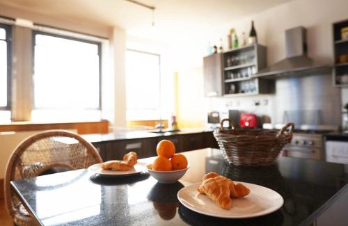 Saint Paul's Apartment | BS2 Lofts Apartment by N And N Stays Ltd, Great location Close to Cabot Circus, Centre and Hospital, perfect for workers, NHS and Contractors, Private Parking Avaialable