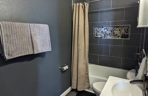 Davenport Apartment | Bttm-Beautiful 2BR Ideal 4 Traveling Professionals