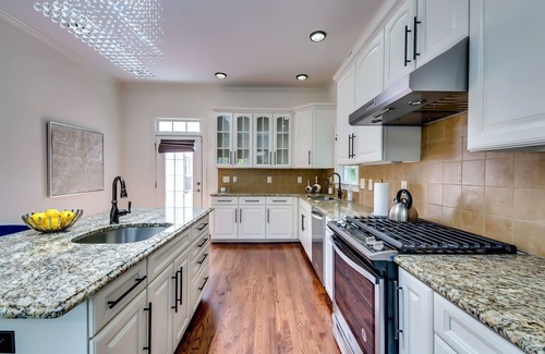 Buckhead House | Buckhead fenced N Gated Ensuited 6BD,8bath Estate, 5mins to shopping.Sleeps 12