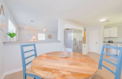 Hampton House | #Buckroe Bungalow ~Escape to the Beach 2mins Away!